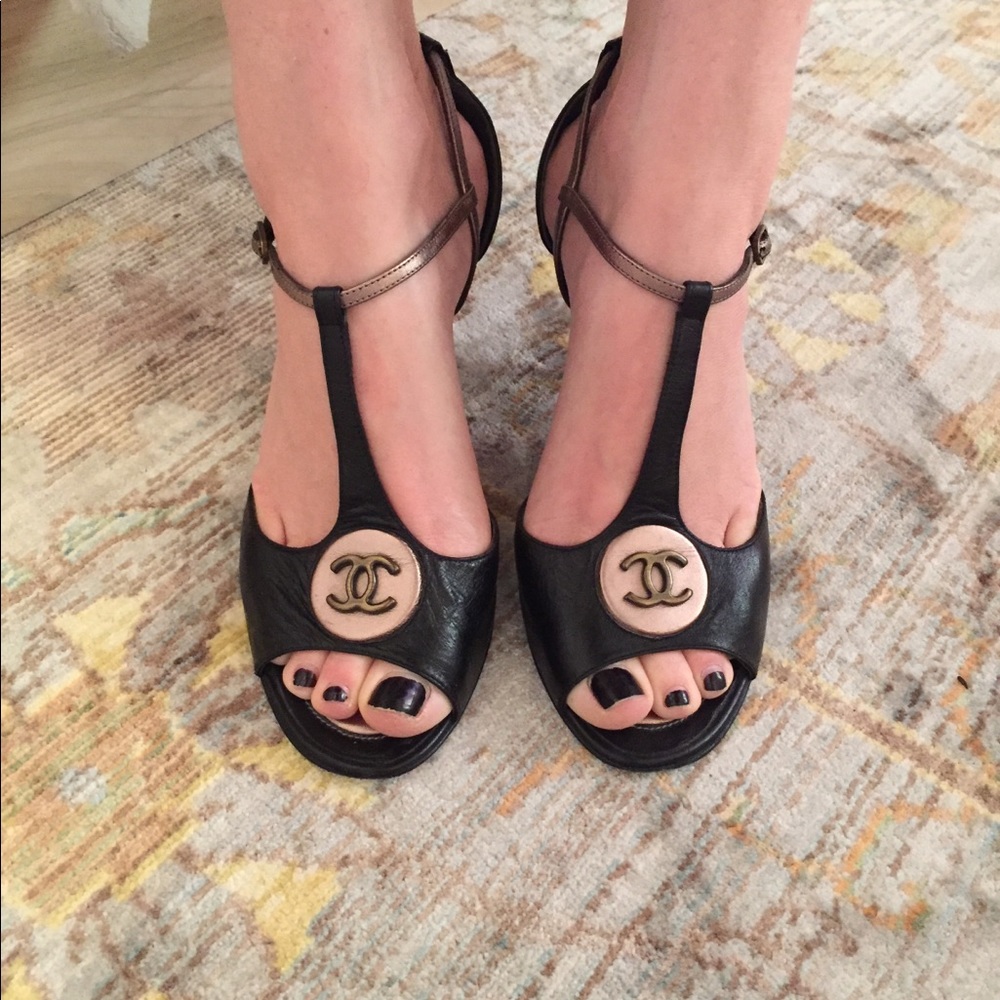CHANEL heels